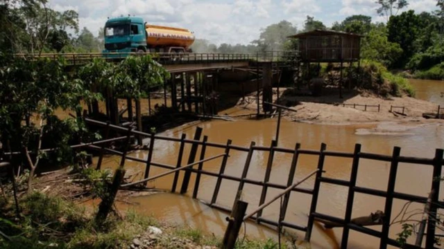 Caminhão com combustível na Amazônia