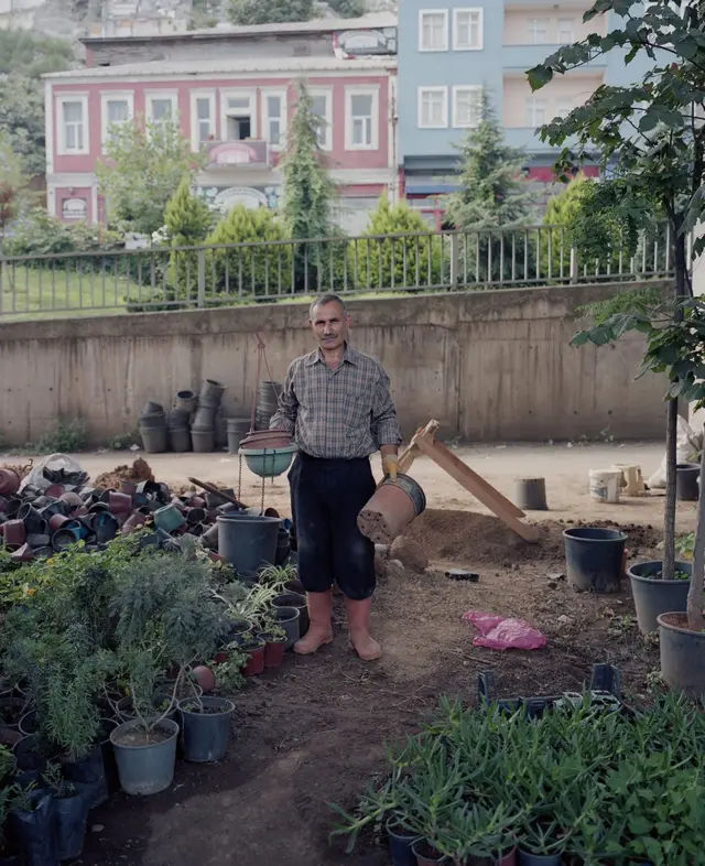 Bağında dayanmış kişi