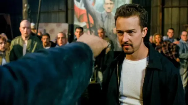 Kada se njegova porodica konačno raspadne, Derek se vezuje za surogat porodicu iz Arijevskog bratstva