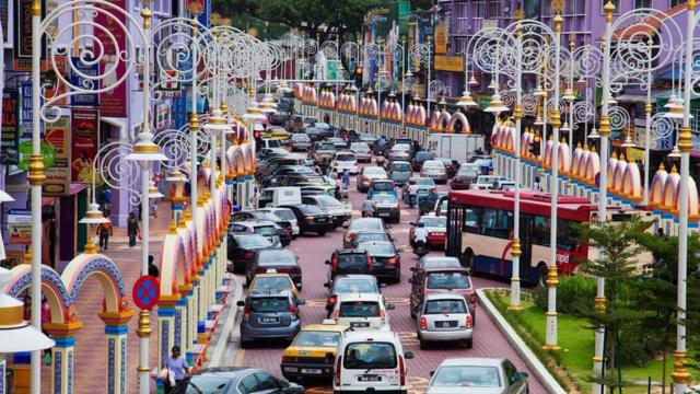 由于路况复杂且交通拥堵，吉隆坡当地居民大多选择公共交通工具出行