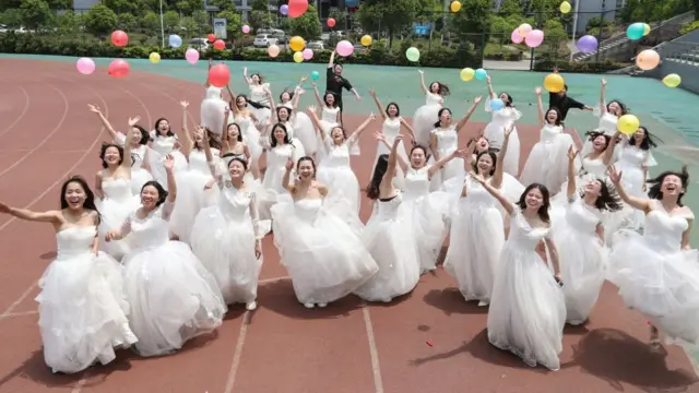 拍攝集體照片的新娘