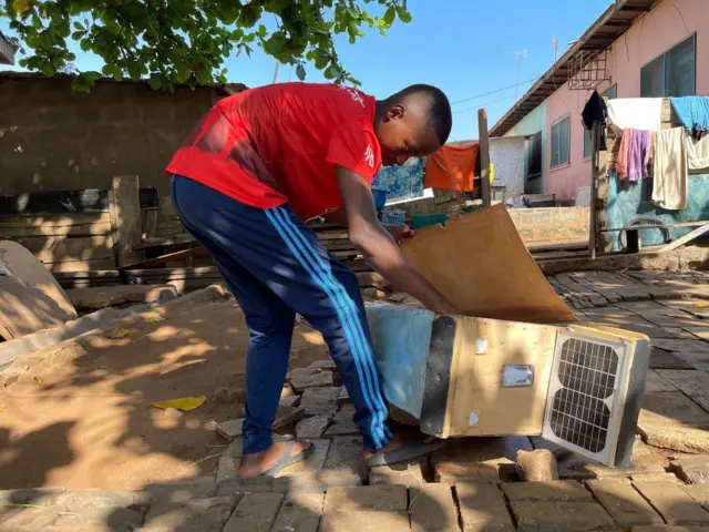 Samuel Aboagye dey work on one of de bikes