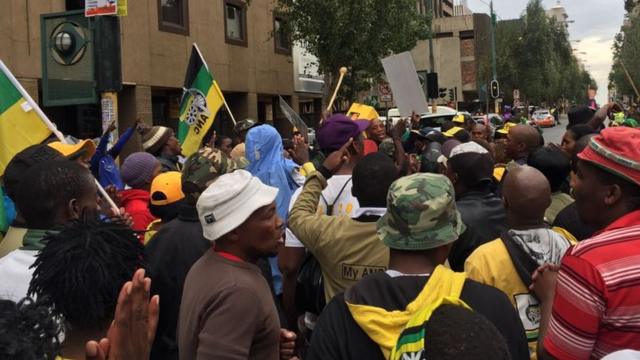 les partisans du président Jacob Zuma devant le siège de l'ANC