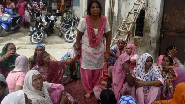 ২০১৭ সালের জুলাইতে দিল্লির কাছে গিলোনি এলাকায় নিহত অনিল কুমারের স্বজনদের শোক।