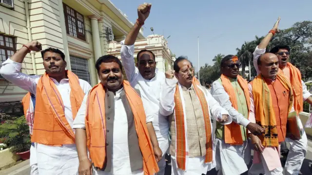 विपक्ष के नेता विजय कुमार सिन्हा की अगुवाई में बिहार विधानसभा से वॉकआउट करते हुए भारतीय जनता पार्टी के विधायक