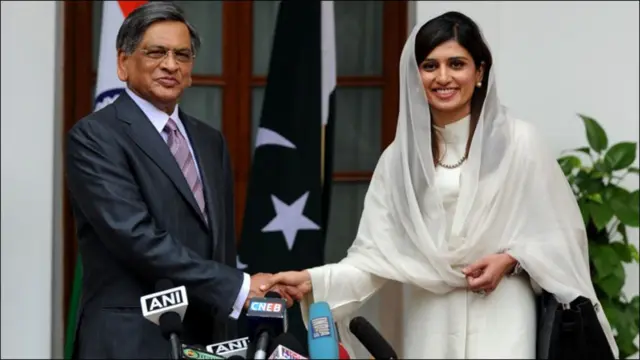 2011માં પાકિસ્તાનના તત્કાલીન વિદેશ મંત્રી હીના રબ્બાની ખારે ભારતના તત્કાલીન વિદેશ મંત્રી એસ. એમ. કૃષ્ણા સાથે મુલાકાત કરેલી