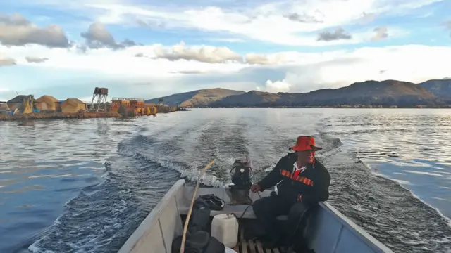 Bernabé conduciendo su lancha