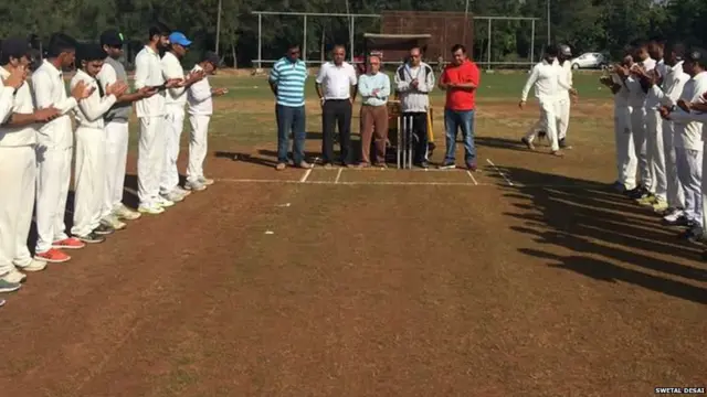 ક્રિકેટ રમવા તૈયાર ટીમની તસવીર