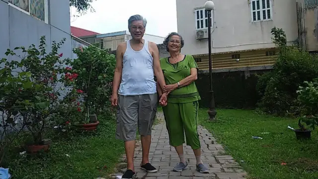 Hai ông bà Mạc Văn Trang - Kim Chi cùng nhau đi dạo hàng ngày