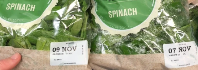 Dos bolsas de espinacas