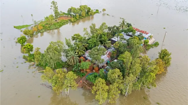 এমনই এক দ্বীপের মতো ময়নাপুর গ্রাম।