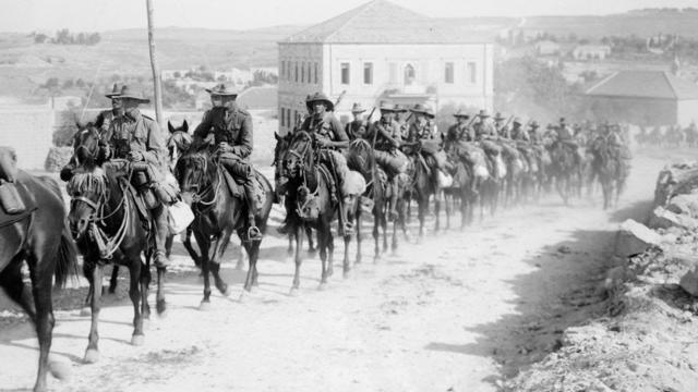 El 6º regimiento australiano de caballos, marchando en Sheikh Jarrah, en el camino al Monte Scopus, Jerusalén, en 1918. (Foto: Dan Gazit/Dominio público)