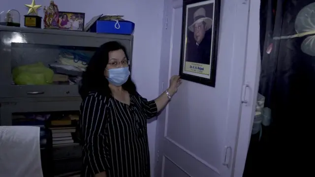 डॉ. व्ही. के. राजपाल यांच्या फोटोसोबत मधू राजपाल