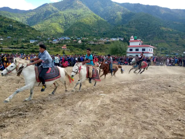 जुम्लामा दशैँका बेला हरेक वर्ष हुने 'जुम्ली घोडादौड प्रतियोगिता'मा प्रतिस्पर्धा गर्दै सहभागी।