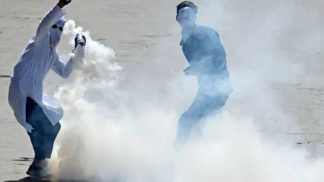 ராணுவத்தினர் மீது புகைகுண்டு