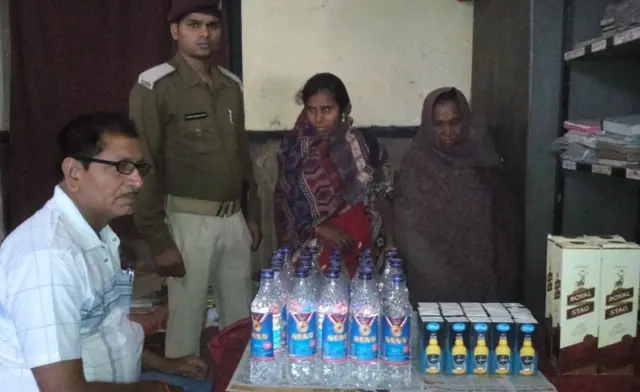 शराबबंदी के बाद बिहार: हर एक मिनट में तीन लीटर शराब बरामद, 10वें मिनट में गिरफ्तारी