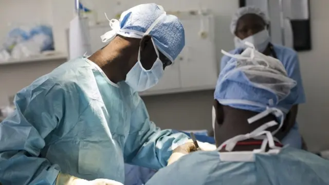 Abaganga bo muri Kenya bariko barabaga umurwayi