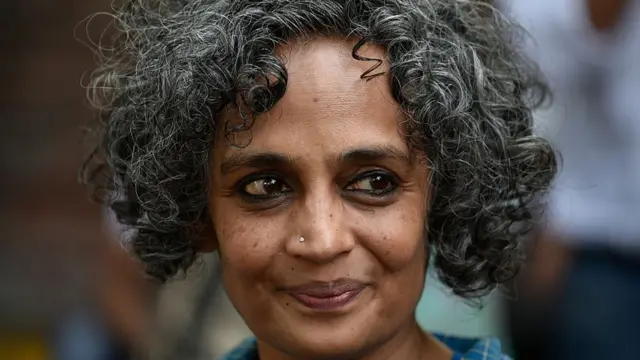 লেখিকা অরুন্ধতী রায়ও মুখ খুলেছেন শহিদুল আলমের সমর্থনে