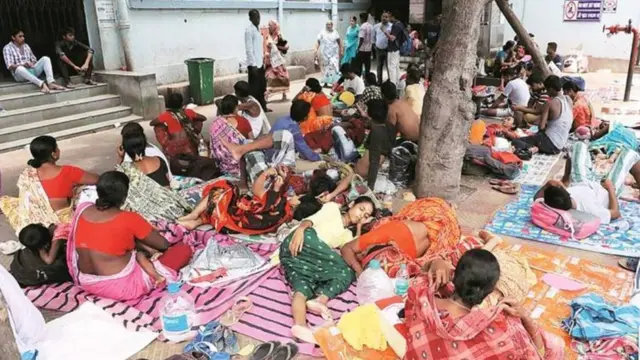 अस्पताल के बाहर मरीज और उनके परिजन