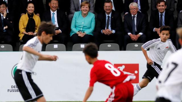 استمتع الرئيس الصيني تشي جين بينغ بمشاهدة مباراة لليافعين بين الصين وألمانيا خلال زيارته للعاصمة الألمانية برلين عام 2017.
