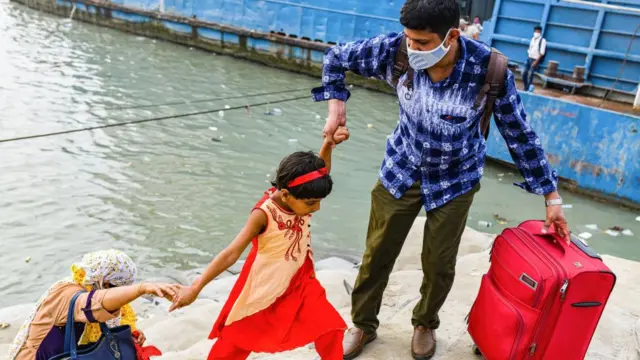 ফেরিতে ওঠার চেষ্টায় পরিবার