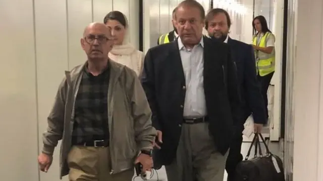 મદદનીશો સાથે ચાલી રહેલા નવાઝ શરીફનો ફોટોગ્રાફ