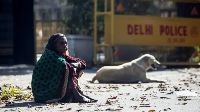 கொரோனா கொல்வதற்கு முன்பாக பட்டினி எங்களைக் கொன்றுவிடும் - இந்திய துயரம்