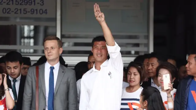 ธนาธร ชูสามนิ้ว เมื่อก้าวออกมาจาก สน.ปทุมวัน ใช้เวลาอยู่ภายในเกือบ 3 ชั่วโมง