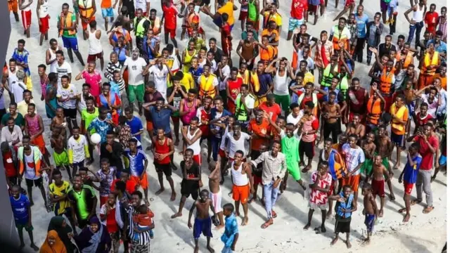 Qaar ka mid ah shacabkii ku sugnaa xeebta oo u gacmo haatinaya madaxdii halkaas ku sugnayd.