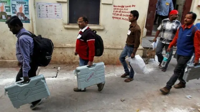 EVM સાથે ચૂંટણી કર્મચારી