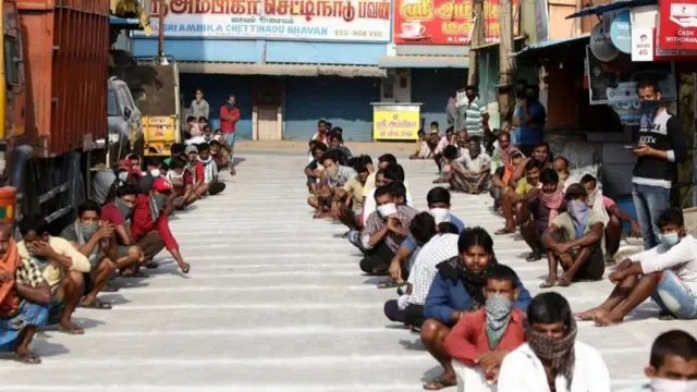 கொரோனா வைரஸ் பரவலைக் கட்டுப்படுத்த நாடு முழுவதும் பொது முடக்கம் அறிவிக்கப்பட்ட நிலையில் சென்னையில் உணவு பெறுவதற்காக வரிசையில் காத்திருக்கும் பிற மாநில புலம் பெயர் தொழிலாளர்கள்.
