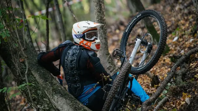 Padovi su česti, ali zato je tu zaštitna oprema