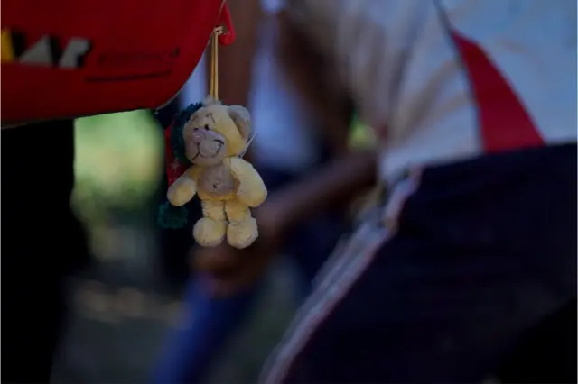 Detalle de la mochila de un joven migrante.