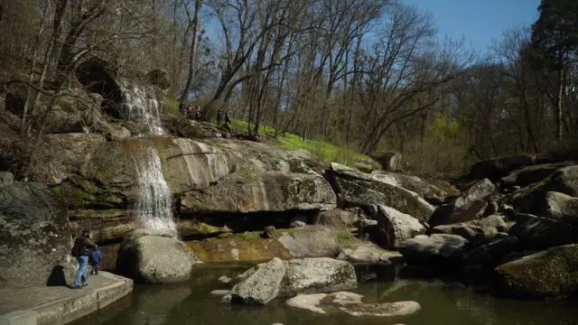 Великий водоспад і Долина велетнів праворуч
