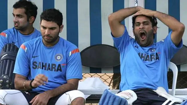 युवराज सिंह और गौतम गंभीर के साथ महेंद्र सिंह धोनी
