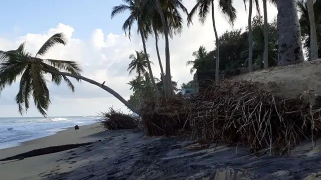 கடலரிப்பால் மறையும் நிலங்கள்