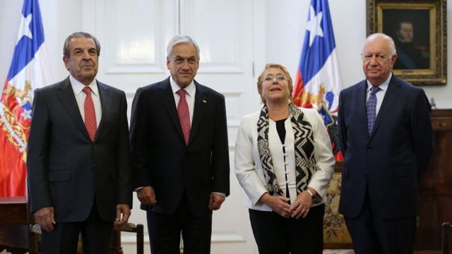 Ex-presidentes chilenos Eduardo Frei, Michelle Bachelet e Ricardo Lagos, junto con o atual presidente Sebastián Piñera