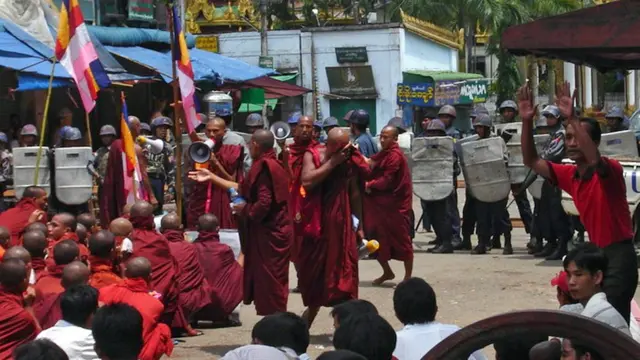 မြို့ထဲမှာ အခြေအနေဆိုးနဲ့ကြုံလိုက်ရပြီး စွမ်းအားရှင်တွေနဲ့ လုံထိန်းလက်က လွတ်လာတဲ့ လက်ကျန်လူအုပ်ဟာ တာမွေဘက်ကို ရွေ့လာ