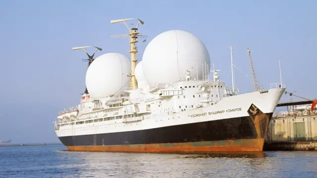 Корабль "Космонавт Владимир Комаров"