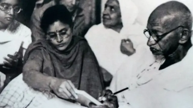 ગાંધી સાથે મનુ