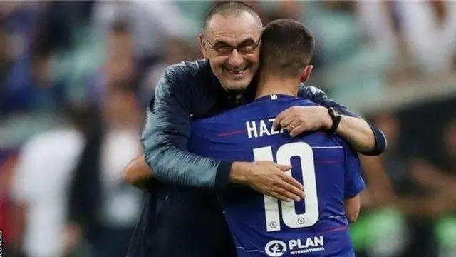 Mkufunzi wa Chelsea Maurisizio Sarri akimpa pambaja Hazard
