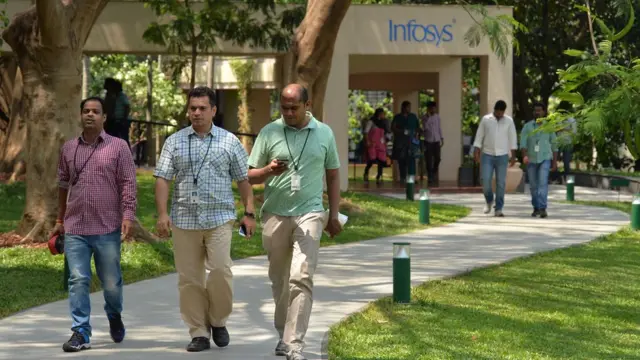 ఇన్ఫోసిస్ ప్రాంగణంలో ఉద్యోగులు