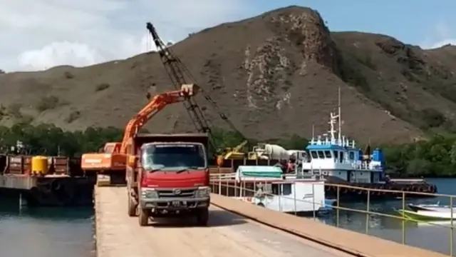 Truk dalam pembangunan di Pulau Rinca.