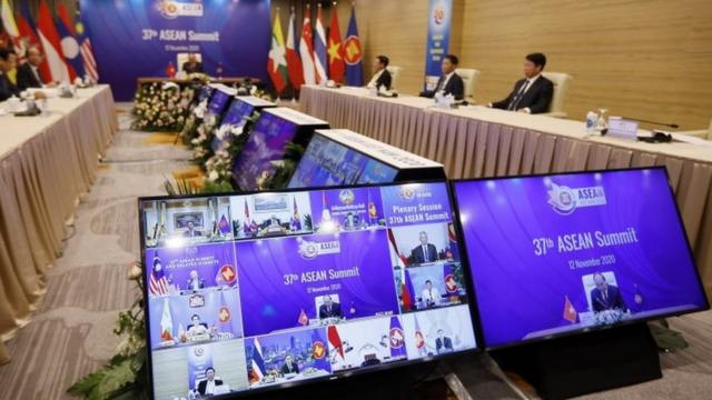 越南作為東盟輪值主席國主持東盟峰會。受疫情影響，今年的峰會通過視頻方式舉行。