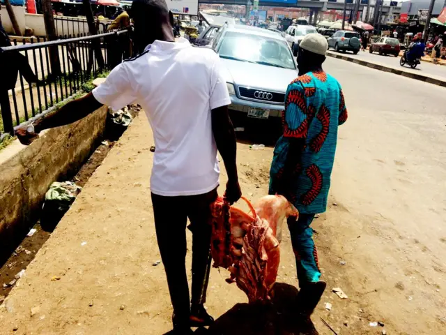 Arakunrin meji kan ni gbe ẹran lọwọ