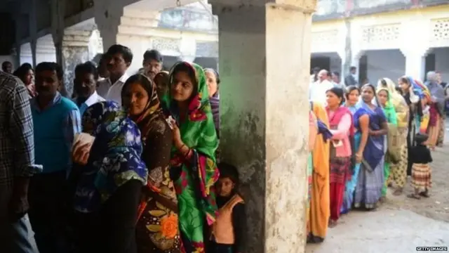 મતદાન કરવા ઉભેલા લોકો