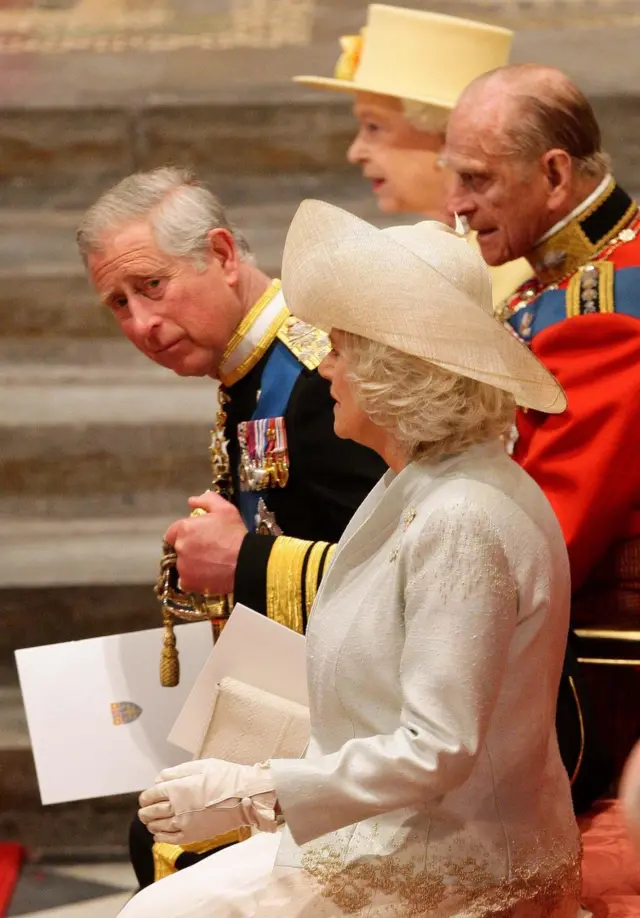 La reina Isabel II, el duque de Edimburgo, el rey Carlos III y la reina consorte toman asiento en la Abadía de Westminster.