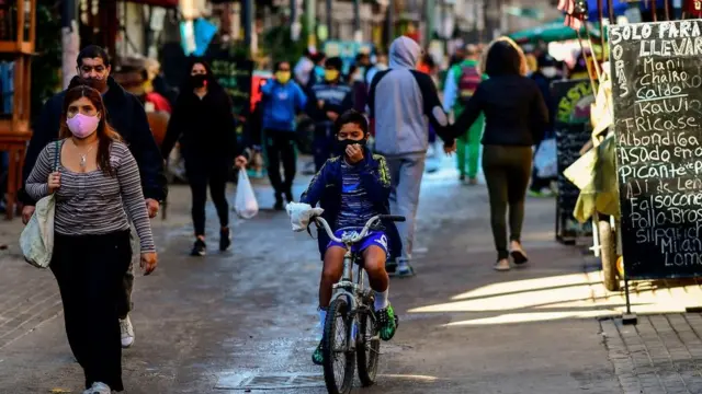 Personas caminando en barrio de Buenos Aires
