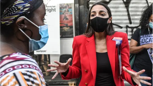 عضوة الكونغرس، ألكساندريا أوكاسيو-كورتيز، أثناء حملتها الانتخابية في "ذات برونكس" الصيف الماضي.