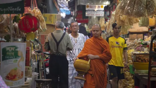 ผู้คนออกมาจับจ่ายซื้อสินค้ายามเช้า ในซอยหนึ่งบนถนนเยาวราช